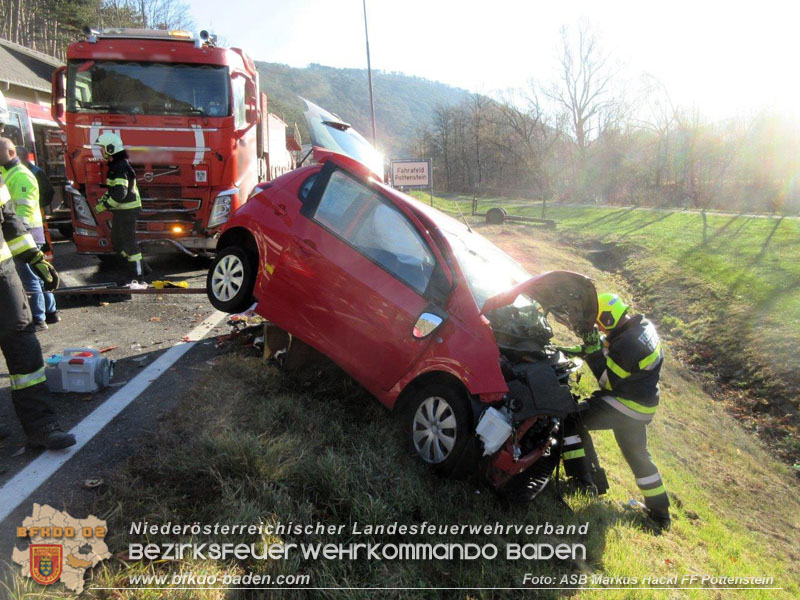 20241205_Pkw gegen Lkw auf der B18 - eine Schwerverletzte   Foto: ASB Markus Hackl FF Pottenstein