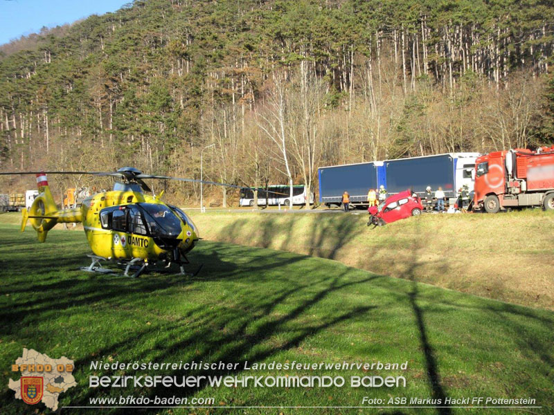 20241205_Pkw gegen Lkw auf der B18 - eine Schwerverletzte   Foto: ASB Markus Hackl FF Pottenstein