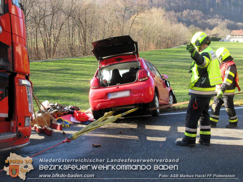 20241205_Pkw gegen Lkw auf der B18 - eine Schwerverletzte   Foto: ASB Markus Hackl FF Pottenstein