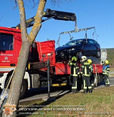 20241207 Verkehrsunfall auf der LB212 zwischen Gainfarn und Großau Foto: Freiwillige Feuerwehr Gainfarn 20241207 Verkehrsunfall auf der LB212 zwischen Gainfarn und Großau Foto: Freiwillige Feuerwehr Gainfarn