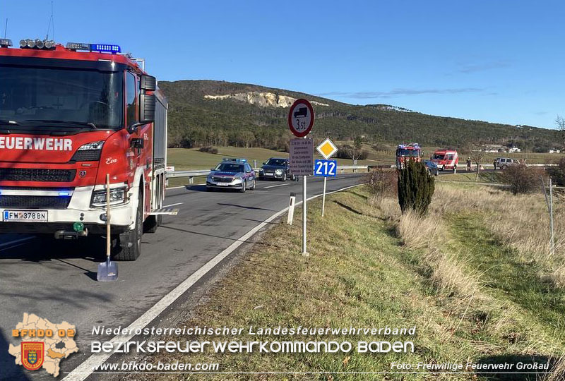20241207 Verkehrsunfall auf der LB212 zwischen Gainfarn und Großau  Foto: Freiwillige Feuerwehr Großau
