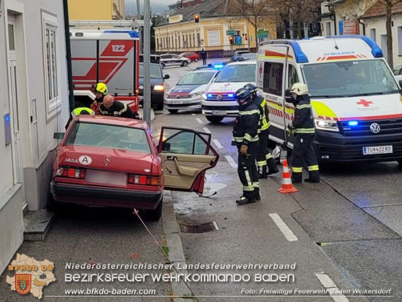 20241210_Verkehrsunfall mit Personenbefreiung nach medizinischem Notfall  Foto: Freiwillige Feuerwehr Baden Weikersdorf