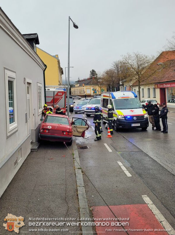 20241210_Verkehrsunfall mit Personenbefreiung nach medizinischem Notfall  Foto: Freiwillige Feuerwehr Baden Weikersdorf