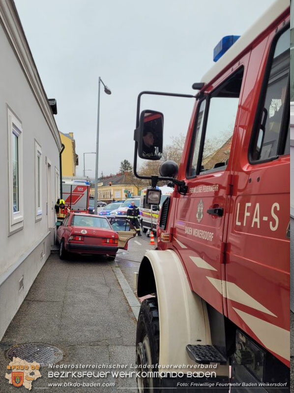 20241210_Verkehrsunfall mit Personenbefreiung nach medizinischem Notfall  Foto: Freiwillige Feuerwehr Baden Weikersdorf