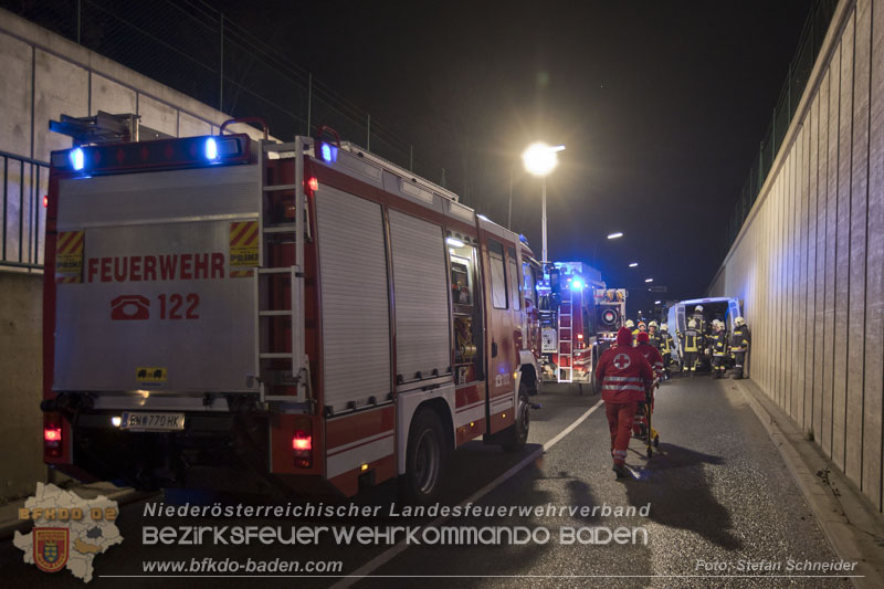 20241212_Eine eingeklemmte Person nach Verkehrsunfall in Bad Vöslau   Foto: Stefan Schneider BFKDO BADEN  