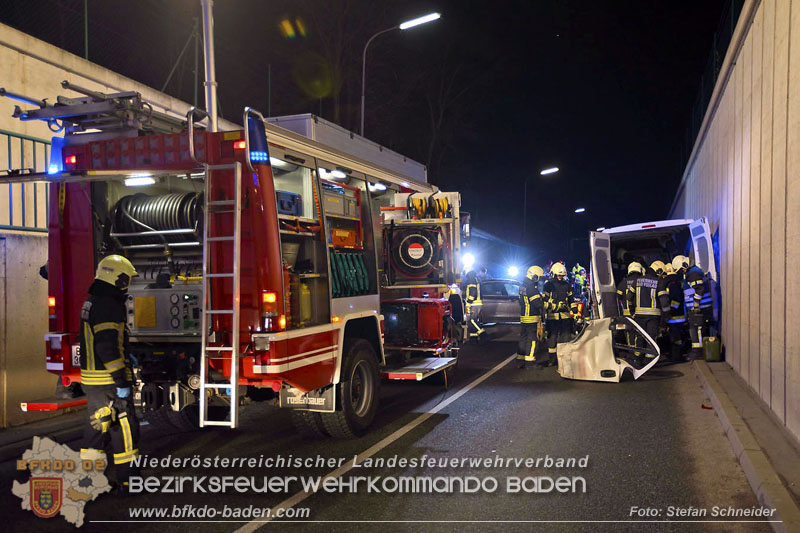 20241212_Eine eingeklemmte Person nach Verkehrsunfall in Bad Vöslau   Foto: Stefan Schneider BFKDO BADEN  