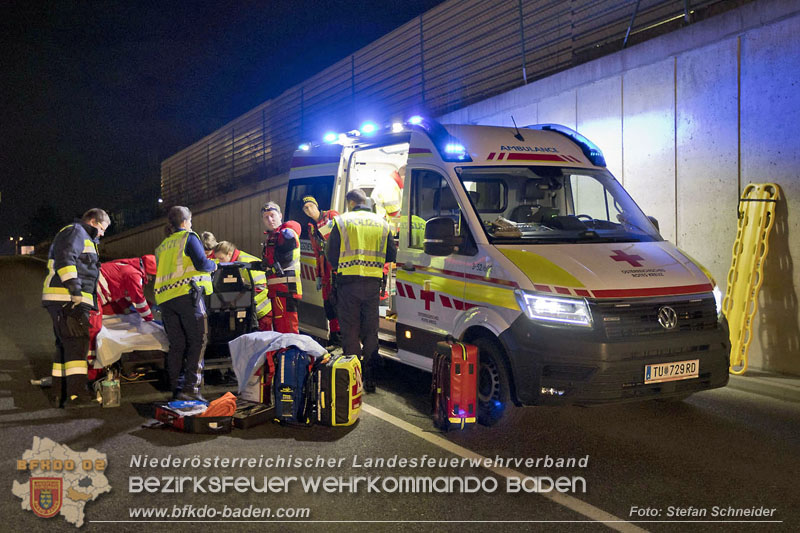 20241212_Eine eingeklemmte Person nach Verkehrsunfall in Bad Vöslau   Foto: Stefan Schneider BFKDO BADEN  