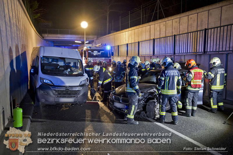 20241212_Eine eingeklemmte Person nach Verkehrsunfall in Bad Vöslau   Foto: Stefan Schneider BFKDO BADEN  