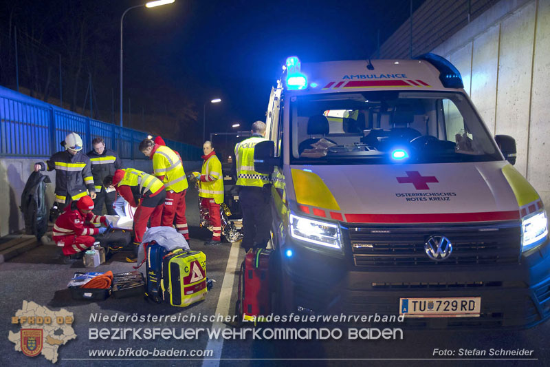 20241212_Eine eingeklemmte Person nach Verkehrsunfall in Bad Vöslau   Foto: Stefan Schneider BFKDO BADEN  