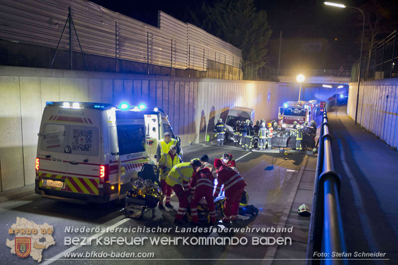 20241212_Eine eingeklemmte Person nach Verkehrsunfall in Bad Vöslau   Foto: Stefan Schneider BFKDO BADEN  