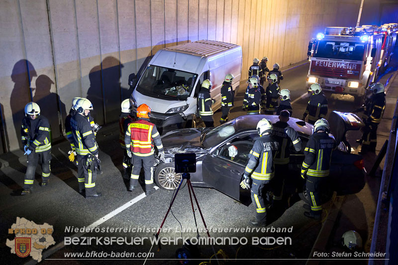 20241212_Eine eingeklemmte Person nach Verkehrsunfall in Bad Vöslau   Foto: Stefan Schneider BFKDO BADEN  