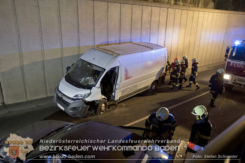 20241212_Eine eingeklemmte Person nach Verkehrsunfall in Bad Vöslau   Foto: Stefan Schneider BFKDO BADEN  