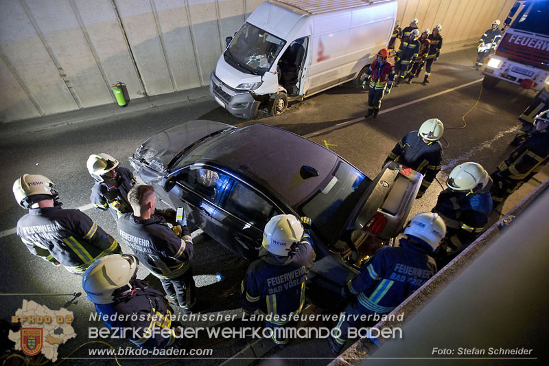 20241212_Eine eingeklemmte Person nach Verkehrsunfall in Bad Vöslau   Foto: Stefan Schneider BFKDO BADEN  