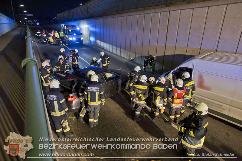 20241212_Eine eingeklemmte Person nach Verkehrsunfall in Bad Vöslau   Foto: Stefan Schneider BFKDO BADEN  