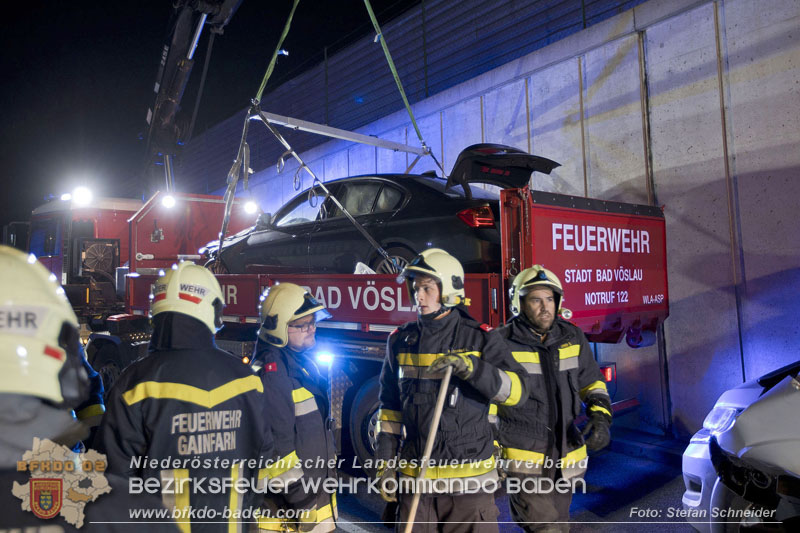20241212_Eine eingeklemmte Person nach Verkehrsunfall in Bad Vöslau   Foto: Stefan Schneider BFKDO BADEN  