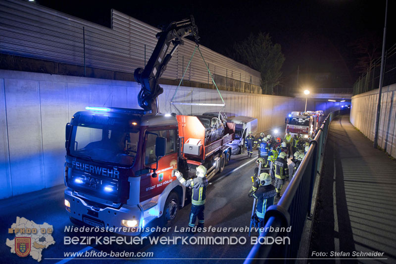 20241212_Eine eingeklemmte Person nach Verkehrsunfall in Bad Vöslau   Foto: Stefan Schneider BFKDO BADEN  