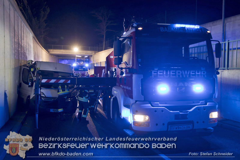 20241212_Eine eingeklemmte Person nach Verkehrsunfall in Bad Vöslau   Foto: Stefan Schneider BFKDO BADEN  