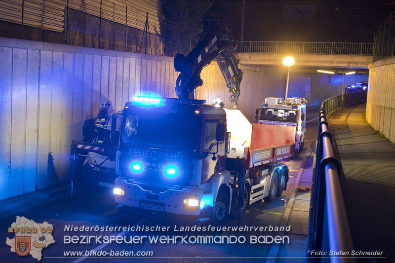 20241212_Eine eingeklemmte Person nach Verkehrsunfall in Bad Vöslau   Foto: Stefan Schneider BFKDO BADEN  
