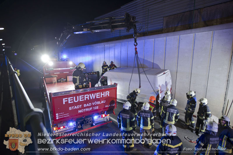 20241212_Eine eingeklemmte Person nach Verkehrsunfall in Bad Vöslau   Foto: Stefan Schneider BFKDO BADEN  