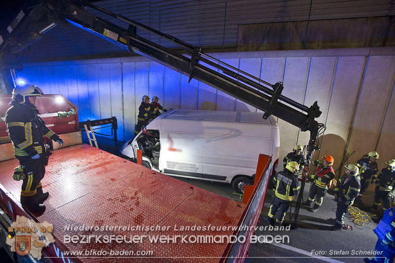 20241212_Eine eingeklemmte Person nach Verkehrsunfall in Bad Vöslau   Foto: Stefan Schneider BFKDO BADEN  