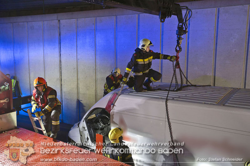 20241212_Eine eingeklemmte Person nach Verkehrsunfall in Bad Vöslau   Foto: Stefan Schneider BFKDO BADEN  