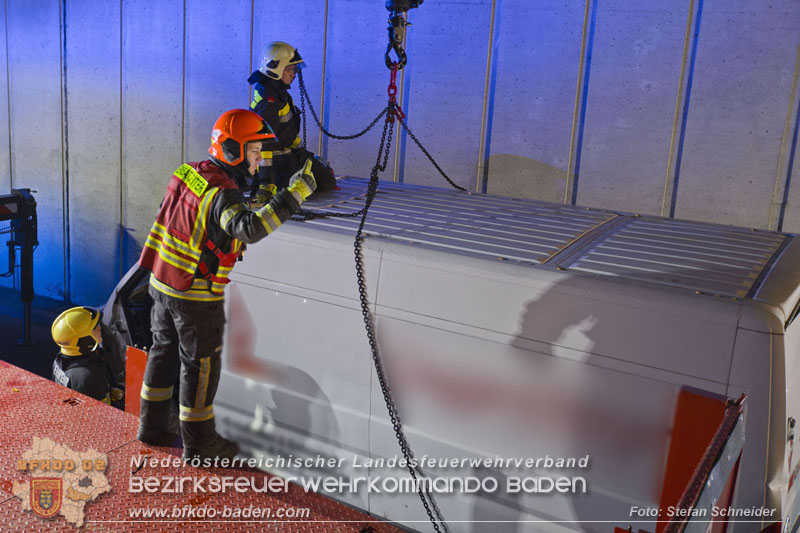 20241212_Eine eingeklemmte Person nach Verkehrsunfall in Bad Vöslau   Foto: Stefan Schneider BFKDO BADEN  