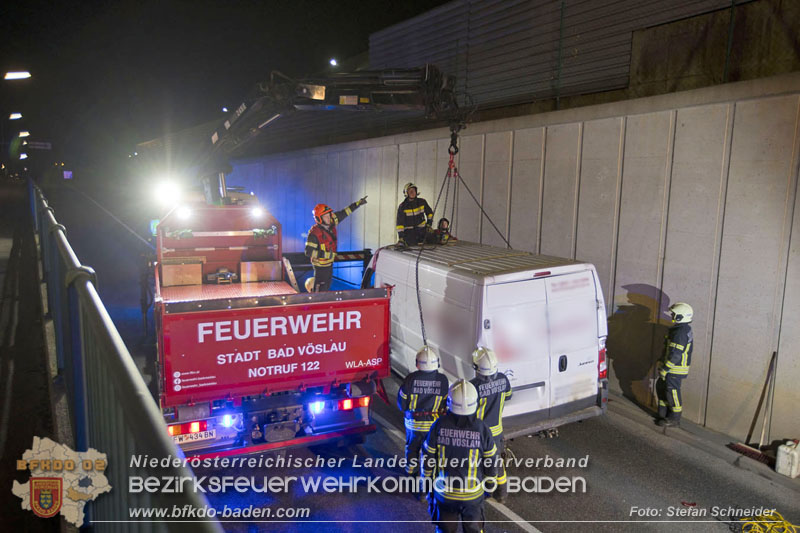 20241212_Eine eingeklemmte Person nach Verkehrsunfall in Bad Vöslau   Foto: Stefan Schneider BFKDO BADEN  
