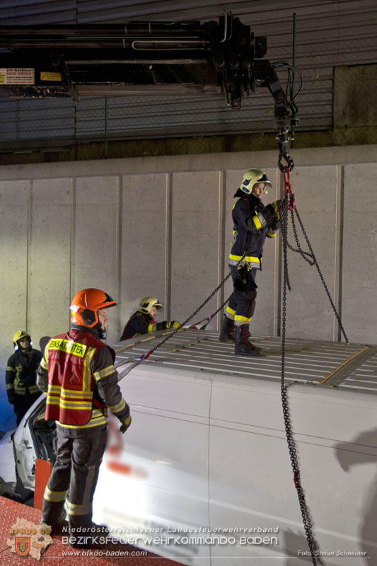 20241212_Eine eingeklemmte Person nach Verkehrsunfall in Bad Vöslau   Foto: Stefan Schneider BFKDO BADEN  