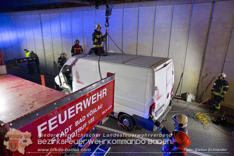20241212_Eine eingeklemmte Person nach Verkehrsunfall in Bad Vöslau   Foto: Stefan Schneider BFKDO BADEN  