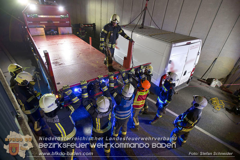 20241212_Eine eingeklemmte Person nach Verkehrsunfall in Bad Vöslau   Foto: Stefan Schneider BFKDO BADEN  