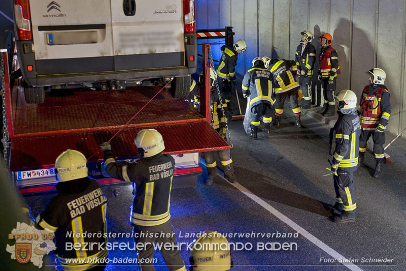20241212_Eine eingeklemmte Person nach Verkehrsunfall in Bad Vöslau   Foto: Stefan Schneider BFKDO BADEN  