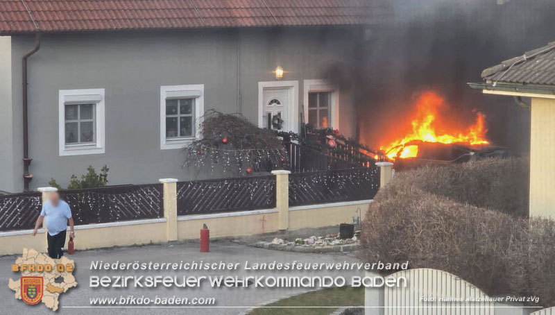 20241216_Vollbrand eines PKWs droht auf Wohnhaus in Blumau-Neurisshof überzugreifen  Foto: Hannes Matzenauer/Privat zVg