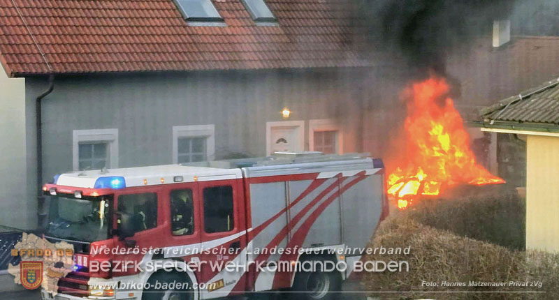 20241216_Vollbrand eines PKWs droht auf Wohnhaus in Blumau-Neurisshof überzugreifen  Foto: Hannes Matzenauer/Privat zVg
