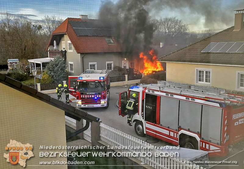 20241216_Vollbrand eines PKWs droht auf Wohnhaus in Blumau-Neurisshof überzugreifen  Foto: Hannes Matzenauer/Privat zVg