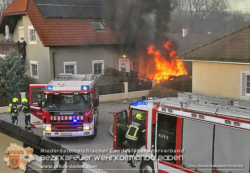 20241216_Vollbrand eines PKWs droht auf Wohnhaus in Blumau-Neurisshof überzugreifen  Foto: Hannes Matzenauer/Privat zVg