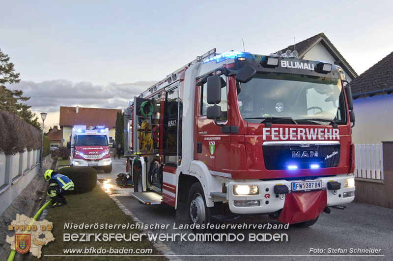 20241216_Vollbrand eines PKWs droht auf Wohnhaus in Blumau-Neurisshof überzugreifen  Foto: Stefan Schneider BFKDO BADEN