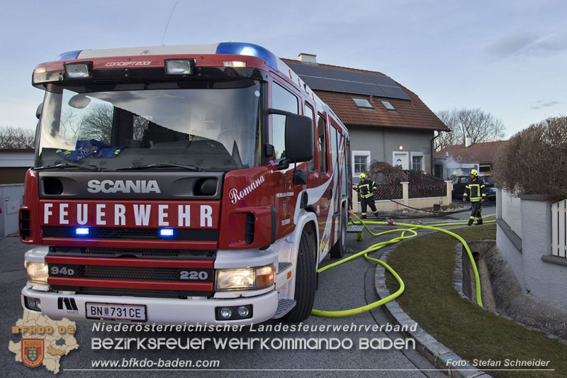 20241216_Vollbrand eines PKWs droht auf Wohnhaus in Blumau-Neurisshof überzugreifen  Foto: Stefan Schneider BFKDO BADEN
