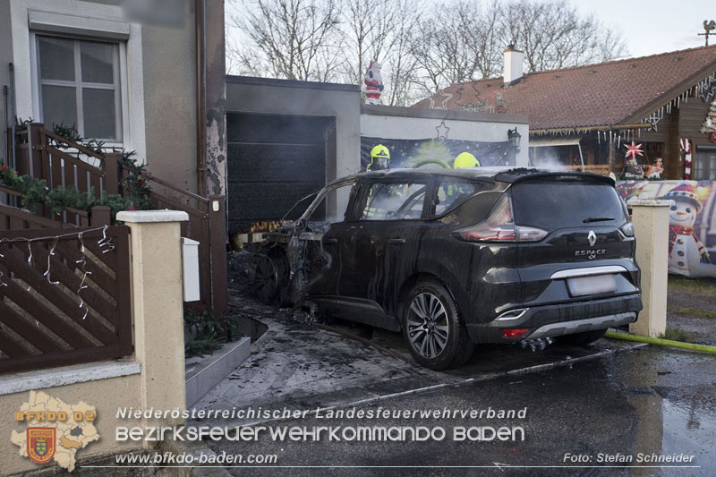 20241216_Vollbrand eines PKWs droht auf Wohnhaus in Blumau-Neurisshof überzugreifen  Foto: Stefan Schneider BFKDO BADEN