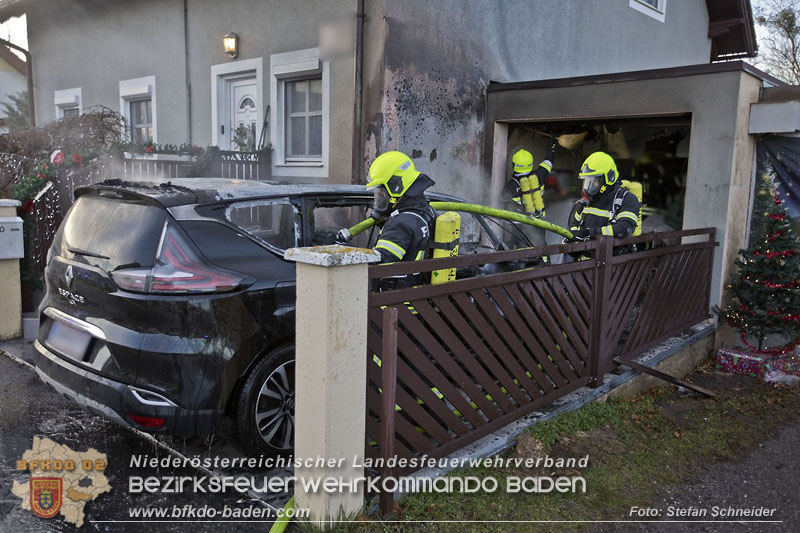 20241216_Vollbrand eines PKWs droht auf Wohnhaus in Blumau-Neurisshof überzugreifen  Foto: Stefan Schneider BFKDO BADEN