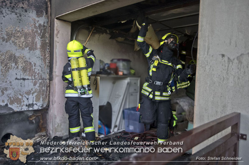20241216_Vollbrand eines PKWs droht auf Wohnhaus in Blumau-Neurisshof überzugreifen  Foto: Stefan Schneider BFKDO BADEN