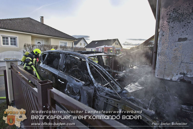20241216_Vollbrand eines PKWs droht auf Wohnhaus in Blumau-Neurisshof überzugreifen  Foto: Stefan Schneider BFKDO BADEN