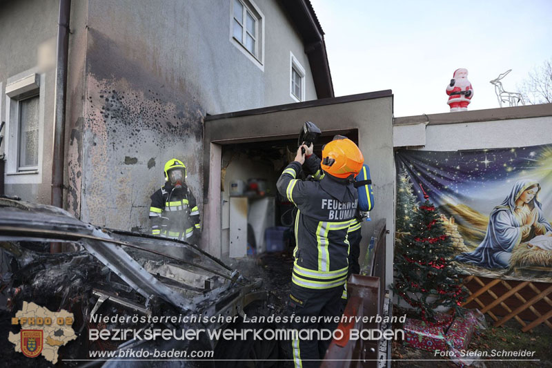 20241216_Vollbrand eines PKWs droht auf Wohnhaus in Blumau-Neurisshof überzugreifen  Foto: Stefan Schneider BFKDO BADEN