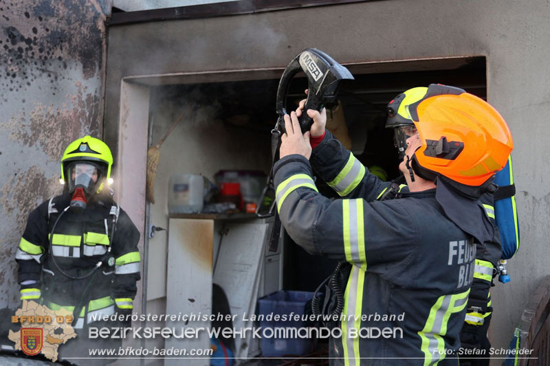 20241216_Vollbrand eines PKWs droht auf Wohnhaus in Blumau-Neurisshof überzugreifen  Foto: Stefan Schneider BFKDO BADEN