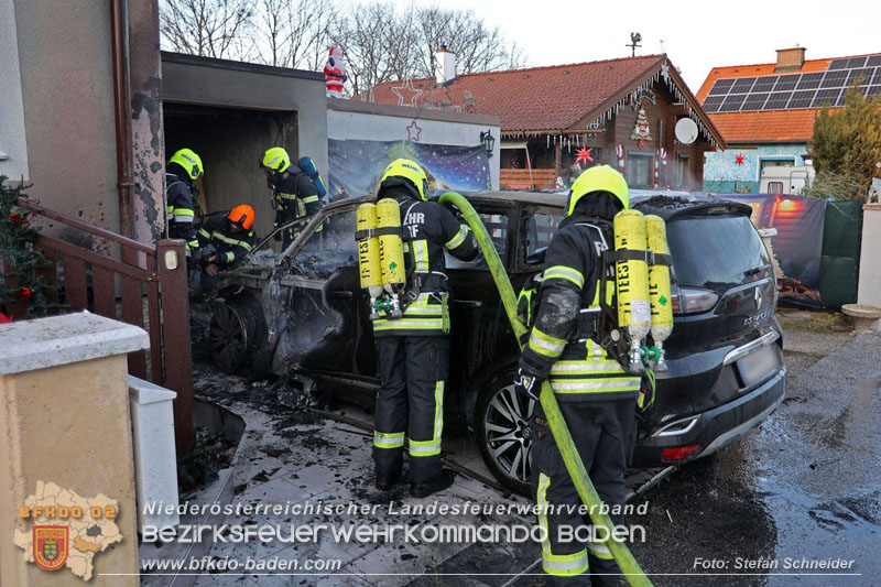 20241216_Vollbrand eines PKWs droht auf Wohnhaus in Blumau-Neurisshof überzugreifen  Foto: Stefan Schneider BFKDO BADEN