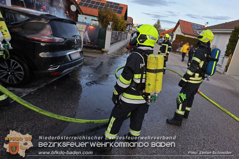 20241216_Vollbrand eines PKWs droht auf Wohnhaus in Blumau-Neurisshof überzugreifen  Foto: Stefan Schneider BFKDO BADEN