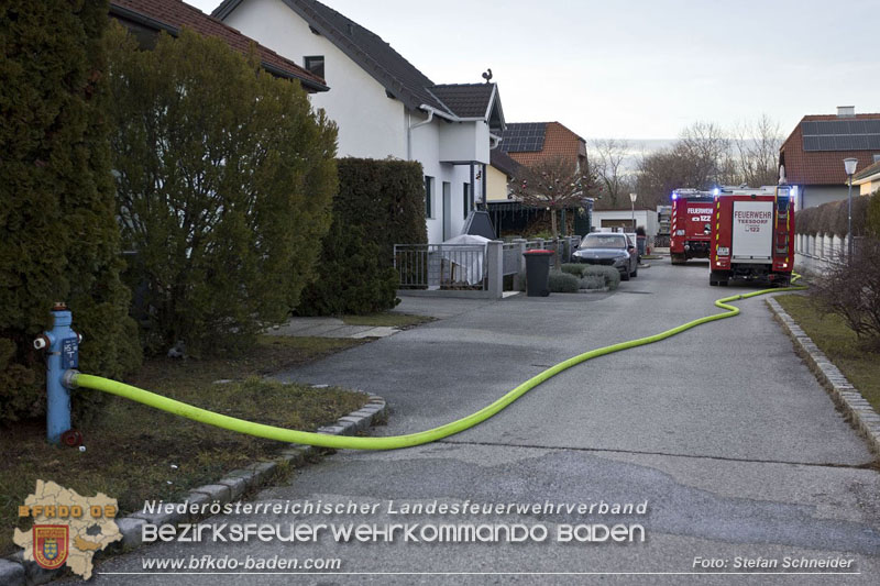 20241216_Vollbrand eines PKWs droht auf Wohnhaus in Blumau-Neurisshof überzugreifen  Foto: Stefan Schneider BFKDO BADEN