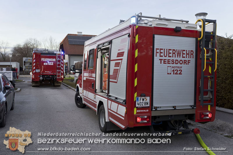 20241216_Vollbrand eines PKWs droht auf Wohnhaus in Blumau-Neurisshof überzugreifen  Foto: Stefan Schneider BFKDO BADEN