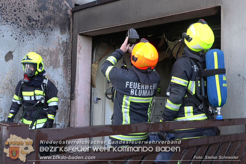 20241216_Vollbrand eines PKWs droht auf Wohnhaus in Blumau-Neurisshof überzugreifen  Foto: Stefan Schneider BFKDO BADEN
