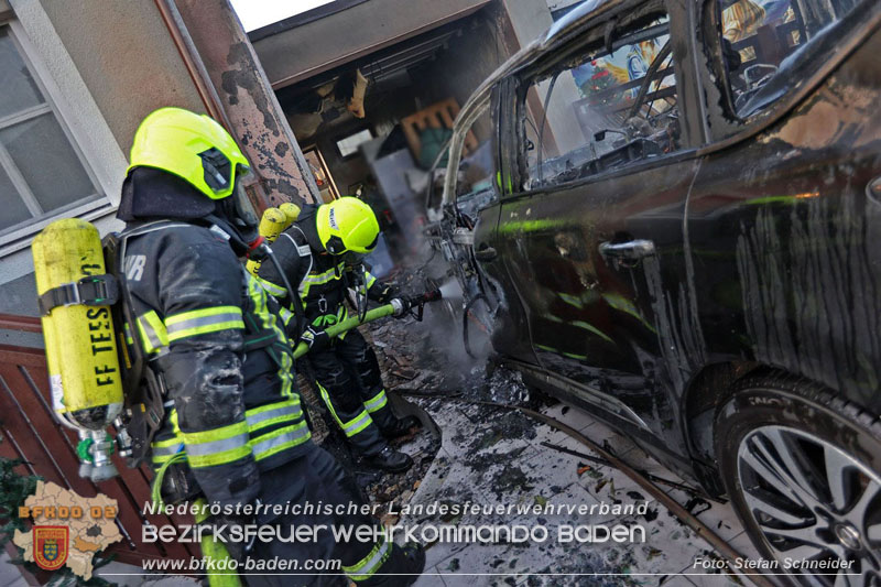 20241216_Vollbrand eines PKWs droht auf Wohnhaus in Blumau-Neurisshof überzugreifen  Foto: Stefan Schneider BFKDO BADEN