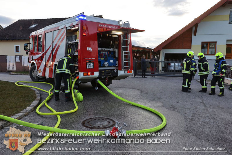 20241216_Vollbrand eines PKWs droht auf Wohnhaus in Blumau-Neurisshof überzugreifen  Foto: Stefan Schneider BFKDO BADEN